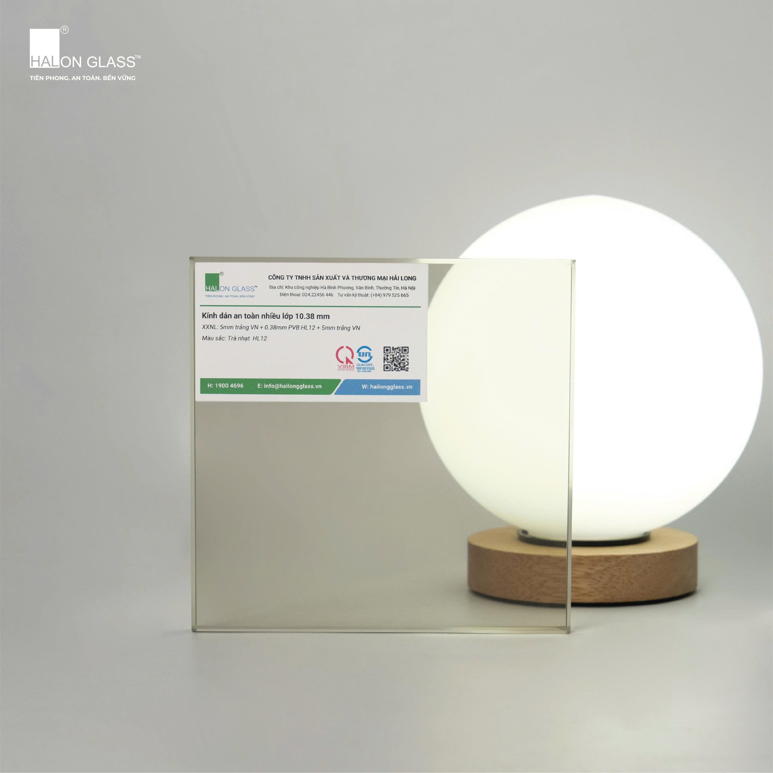 Tấm kính dán an toàn nhiều lớp Halon Glass đặt trước đèn bàn tròn ánh sáng trắng